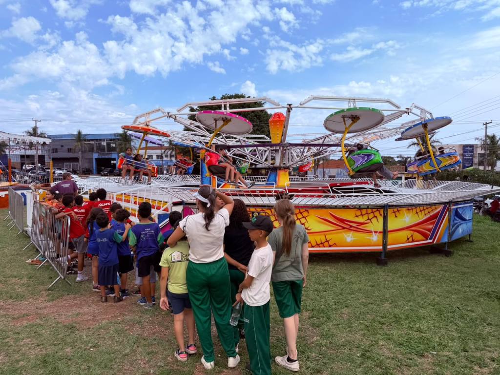 Cerca de 500 crianças participam de tarde especial em parque de diversões de São Carlos