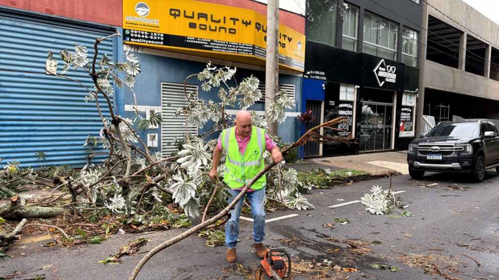 Estragos provocados pelo temporal em São Carlos neste domingo, 25 de outubro, após chuva de 79,4 milímetros e fortes ventos