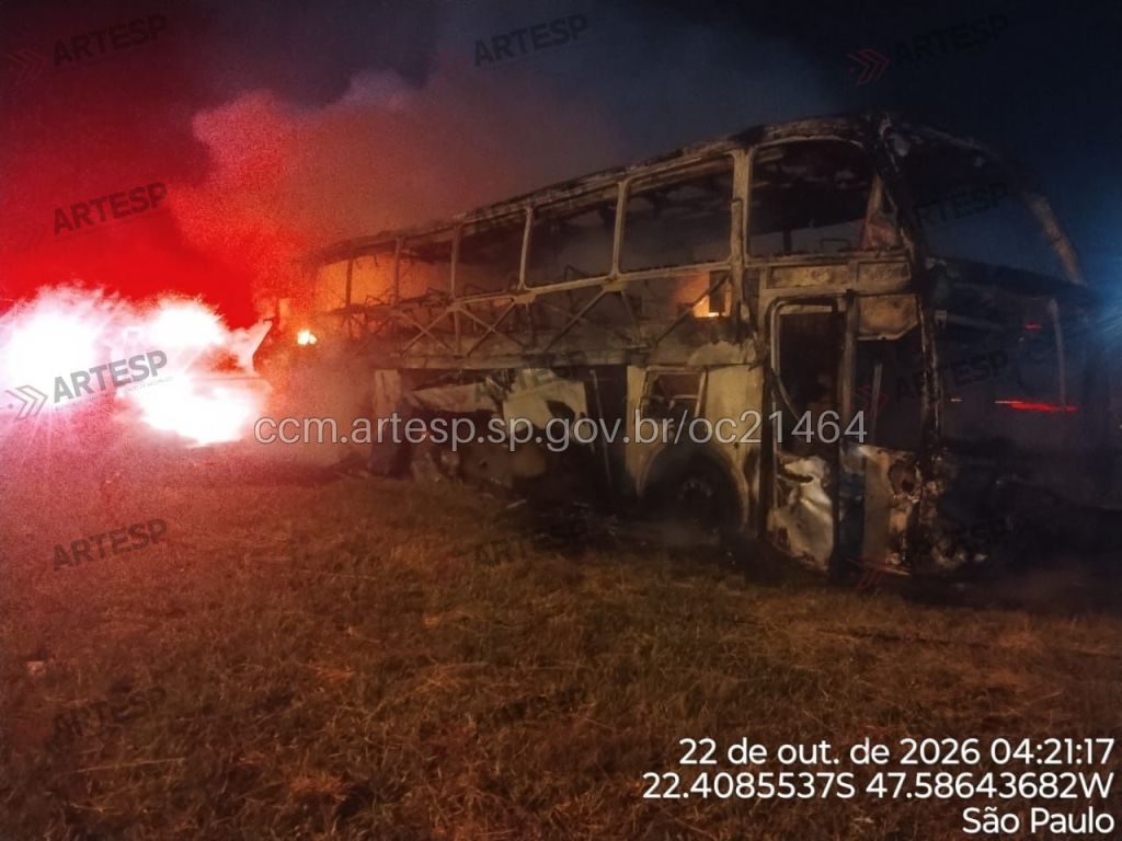 Ônibus destruído por incêndio