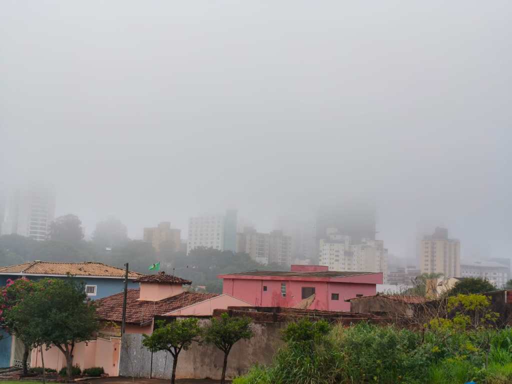 Forte neblina encobre a região central de São Carlos na manhã de 26 de outubro de 2026, após temporal com mais de 80 mm de chuva
