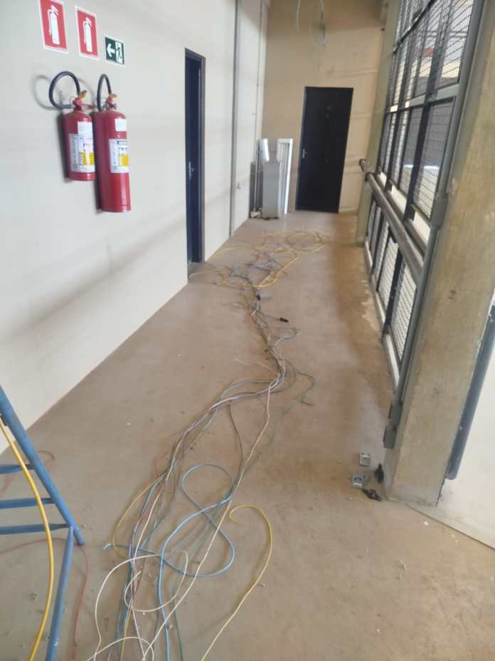 Polícia Militar atende ocorrência de furto de fios elétricos no ginásio da USP de São Carlos. Polícia Militar atende ocorrência de furto de fios elétricos no ginásio da USP de São Carlos.