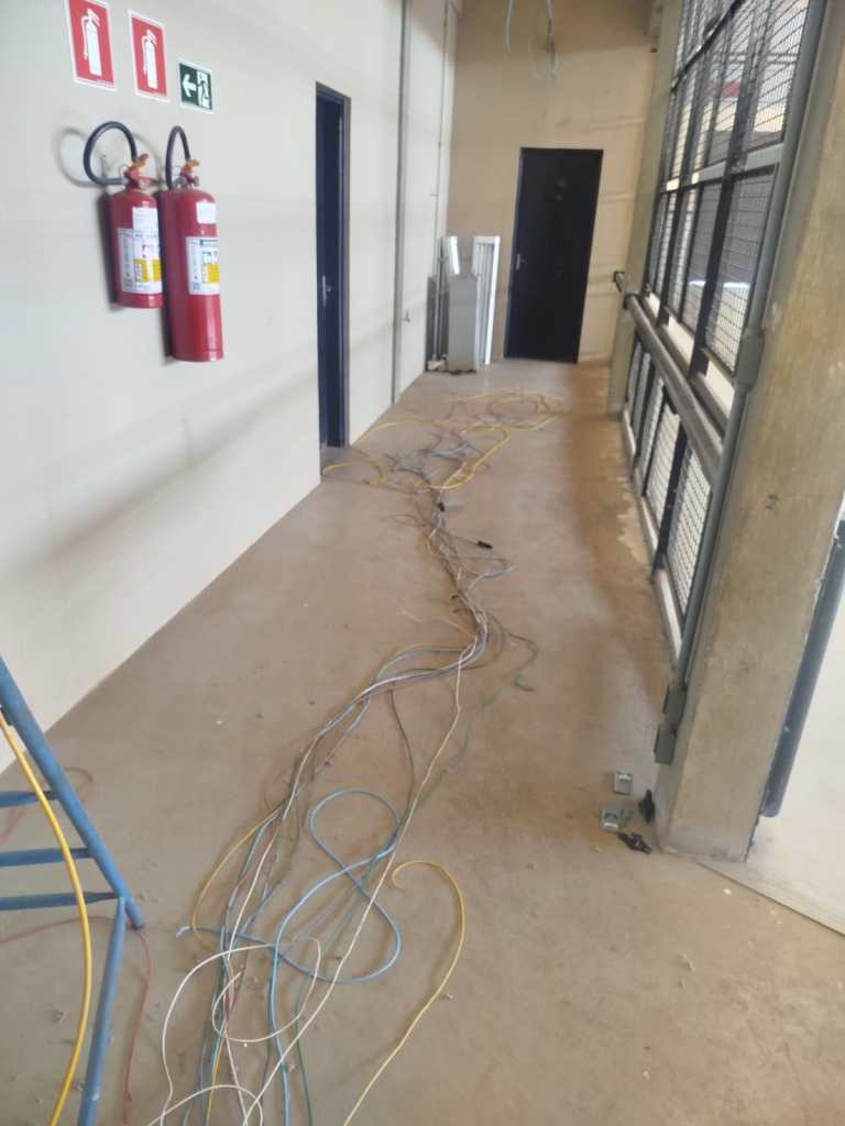 Polícia Militar atende ocorrência de furto de fios elétricos no ginásio da USP de São Carlos.