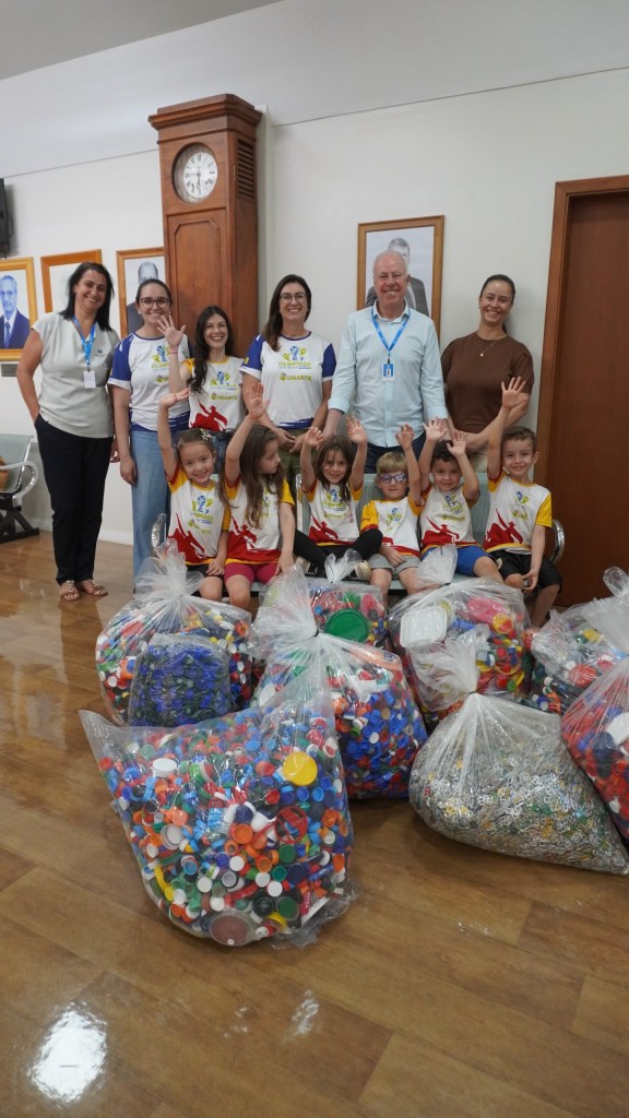 Crianças do Espaço Criarte participam de ação solidária com entrega de tampinhas e lacres à Santa Casa de São Carlos.
