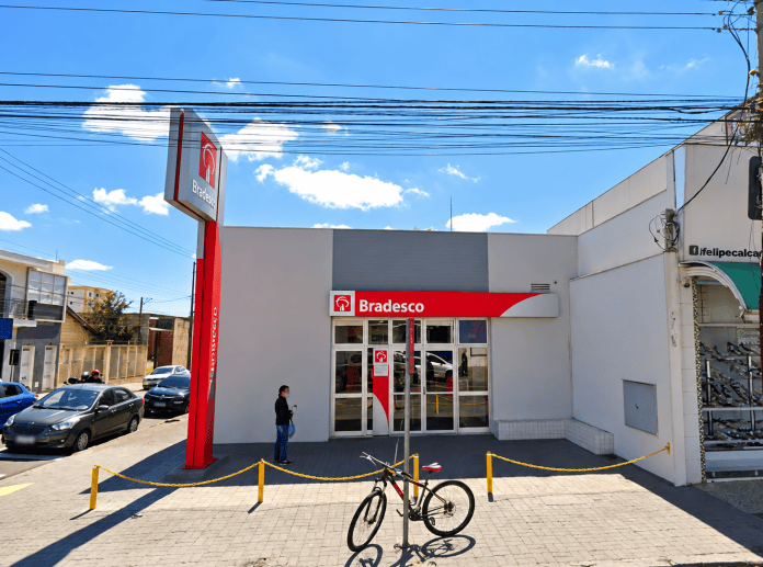 Agência do Bradesco na Avenida Sallum, na Vila Prado, em São Carlos, terá atendimento transferido para o Centro. Agência do Bradesco na Avenida Sallum, na Vila Prado, em São Carlos, terá atendimento transferido para o Centro.