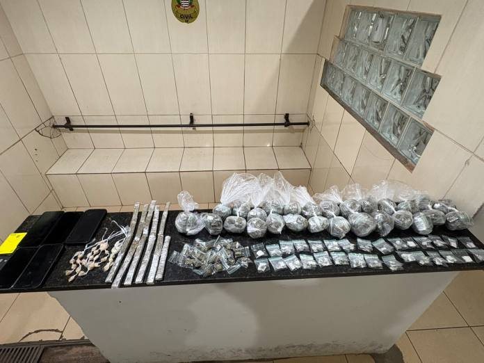 Drogas apreendidas pela Força Tática durante ocorrência no São Carlos VIII, em São Carlos Drogas apreendidas pela Força Tática durante ocorrência no São Carlos VIII, em São Carlos