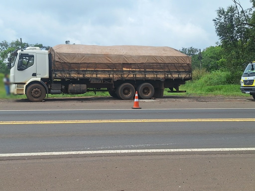 Caminhoneiro foi arremessado após pneu estourar