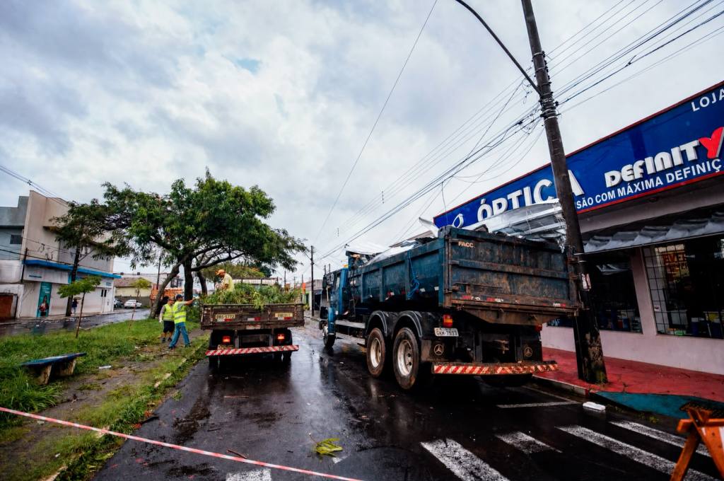 Estragos provocados pelo temporal em São Carlos neste domingo, 25 de outubro, após chuva de 79,4 milímetros e fortes ventos