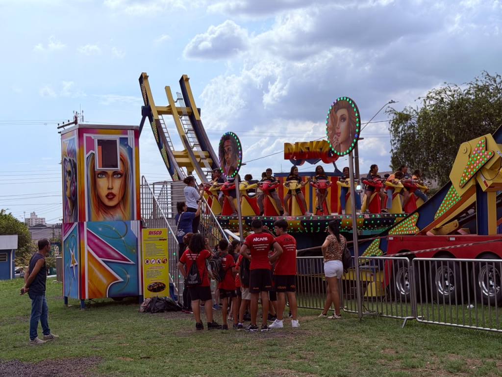Cerca de 500 crianças participam de tarde especial em parque de diversões de São Carlos