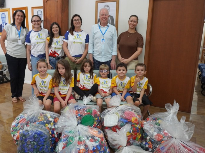 Crianças do Espaço Criarte participam de ação solidária com entrega de tampinhas e lacres à Santa Casa de São Carlos. Crianças do Espaço Criarte participam de ação solidária com entrega de tampinhas e lacres à Santa Casa de São Carlos.