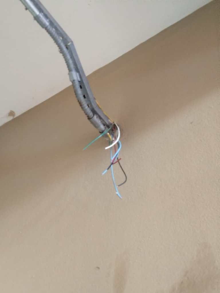 Polícia Militar atende ocorrência de furto de fios elétricos no ginásio da USP de São Carlos.