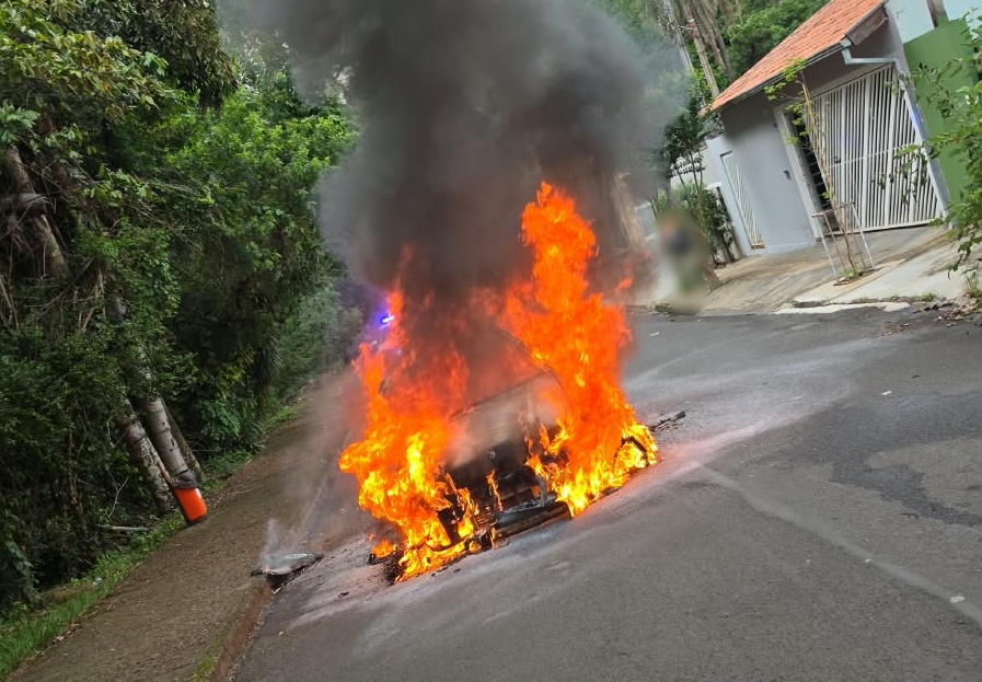 Fiat foi destruído por incêndio