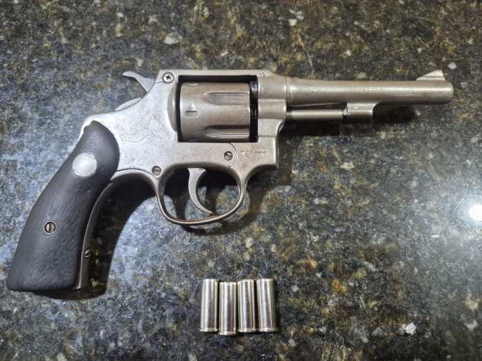 Homem foi preso com revólver Homem foi preso com revólver