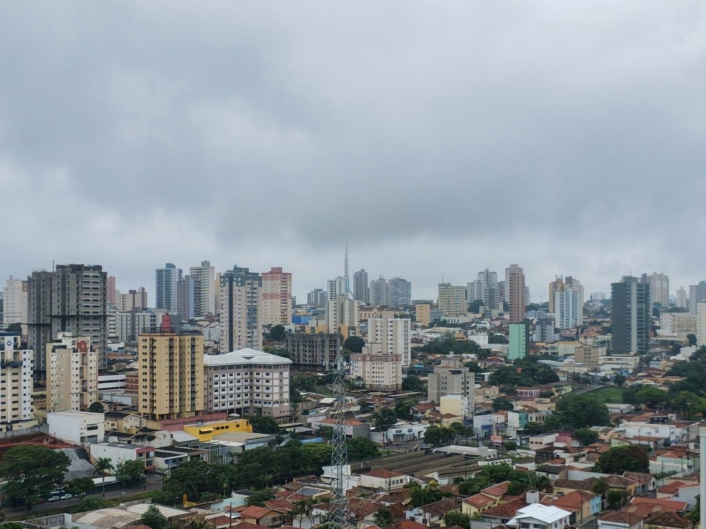 Após registrar 32,6 mm de chuva, São Carlos terá feriadão com calor de até 29°C e risco de chuva forte no Dia de Finados. Veja a previsão até dia 4
