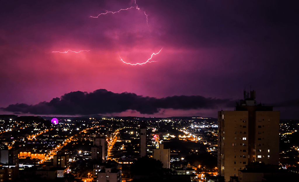 Tempo: chuva e raios podem aparecer