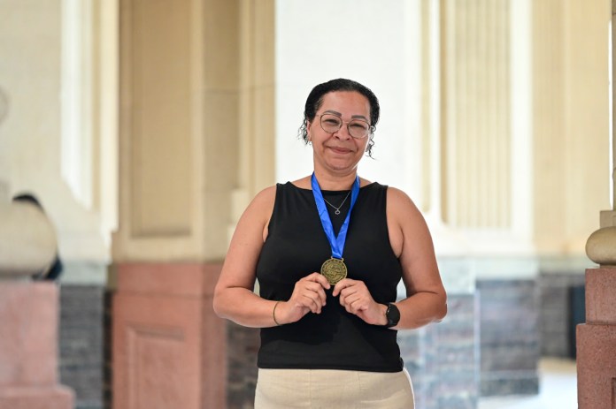 Tatiana Nunes Vieira recebeu a medalha do Prêmio Professor Nota 1.000 Tatiana Nunes Vieira recebeu a medalha do Prêmio Professor Nota 1.000